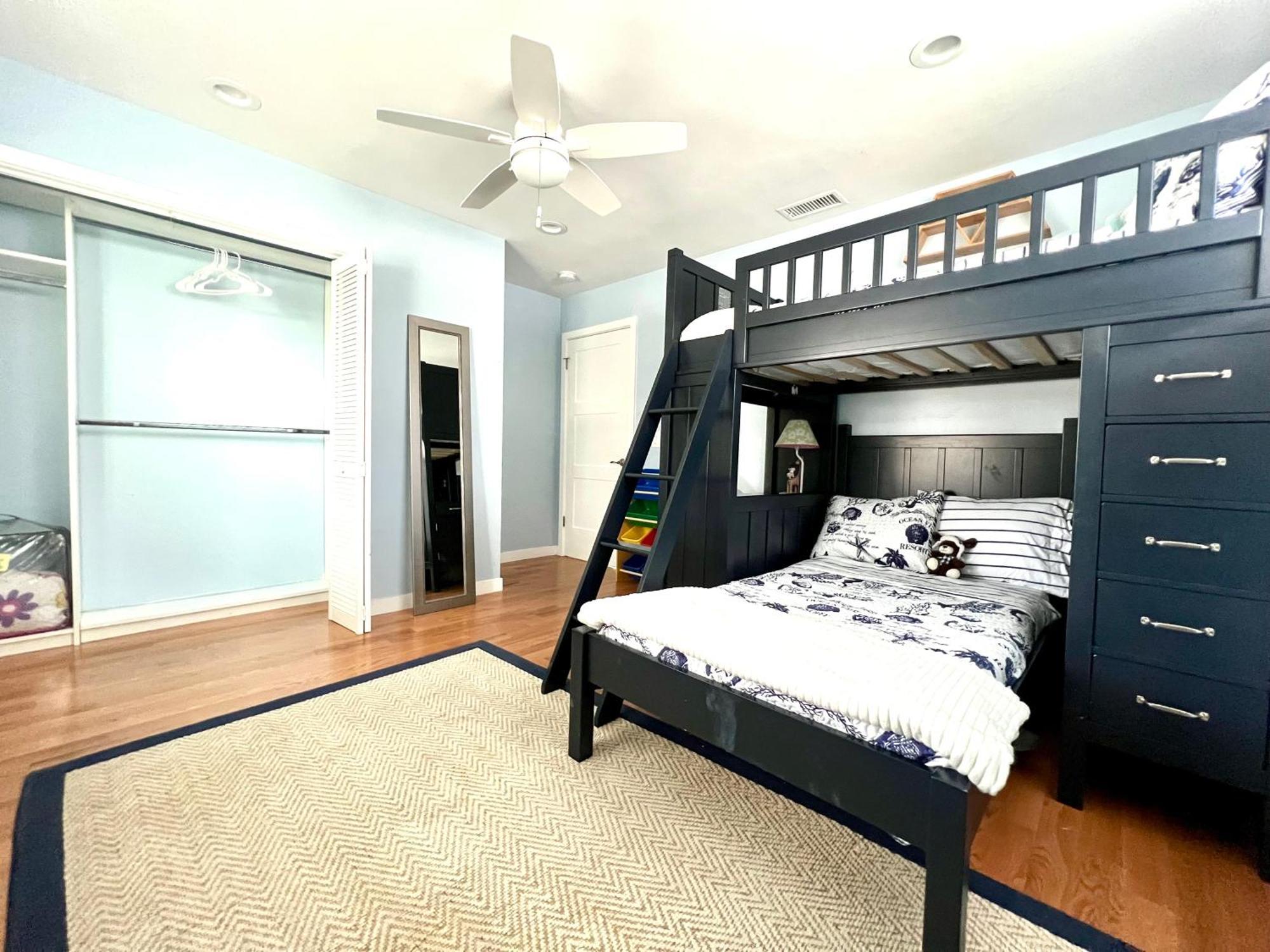 Family Friendly Retreat With Yard And Play Area, 2000 Sq Ft, Ac, Fiber Optic Wifi *