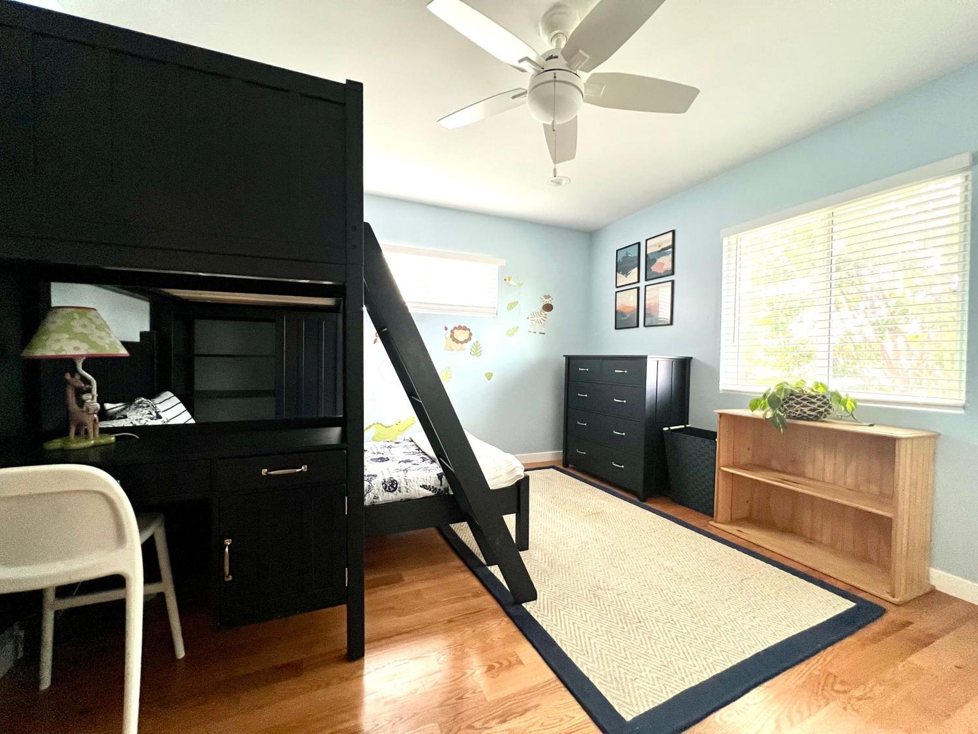 Family Friendly Retreat With Yard And Play Area, 2000 Sq Ft, Ac, Fiber Optic Wifi