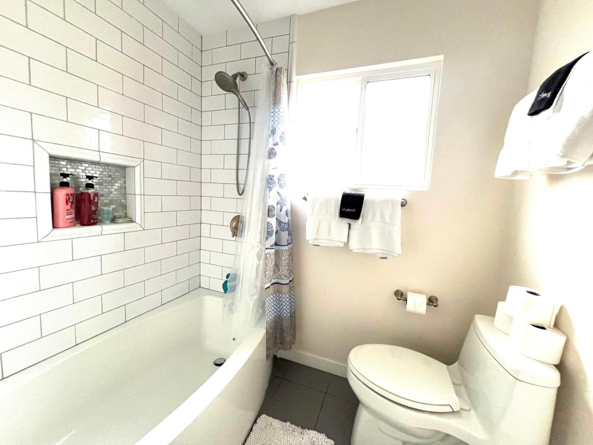Family Friendly Retreat With Yard And Play Area, 2000 Sq Ft, Ac, Fiber Optic Wifi Holiday home San Diego