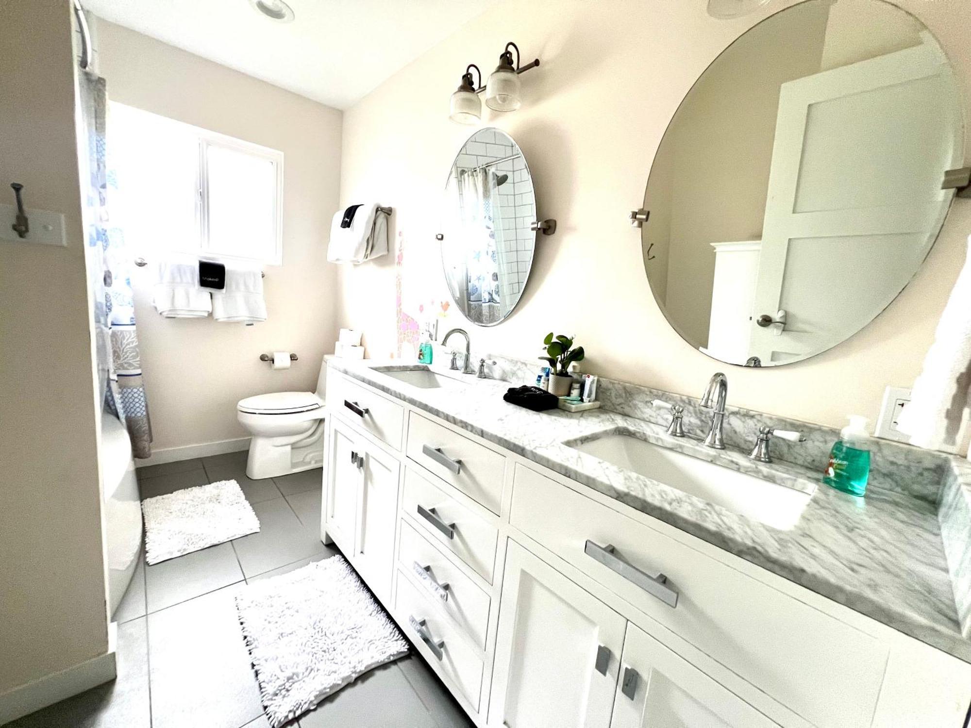 Family Friendly Retreat With Yard And Play Area, 2000 Sq Ft, Ac, Fiber Optic Wifi *