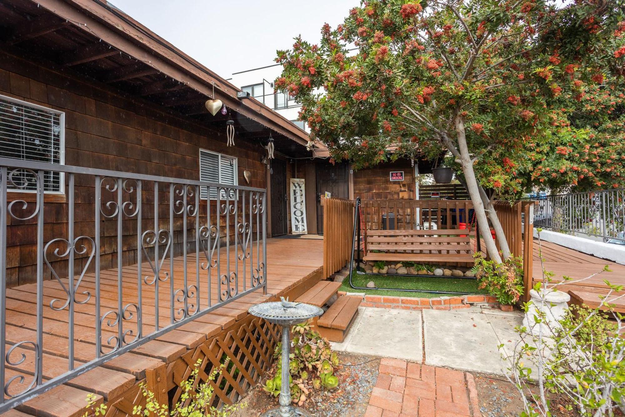 Spacious Guest Amazing Location Apartment *
