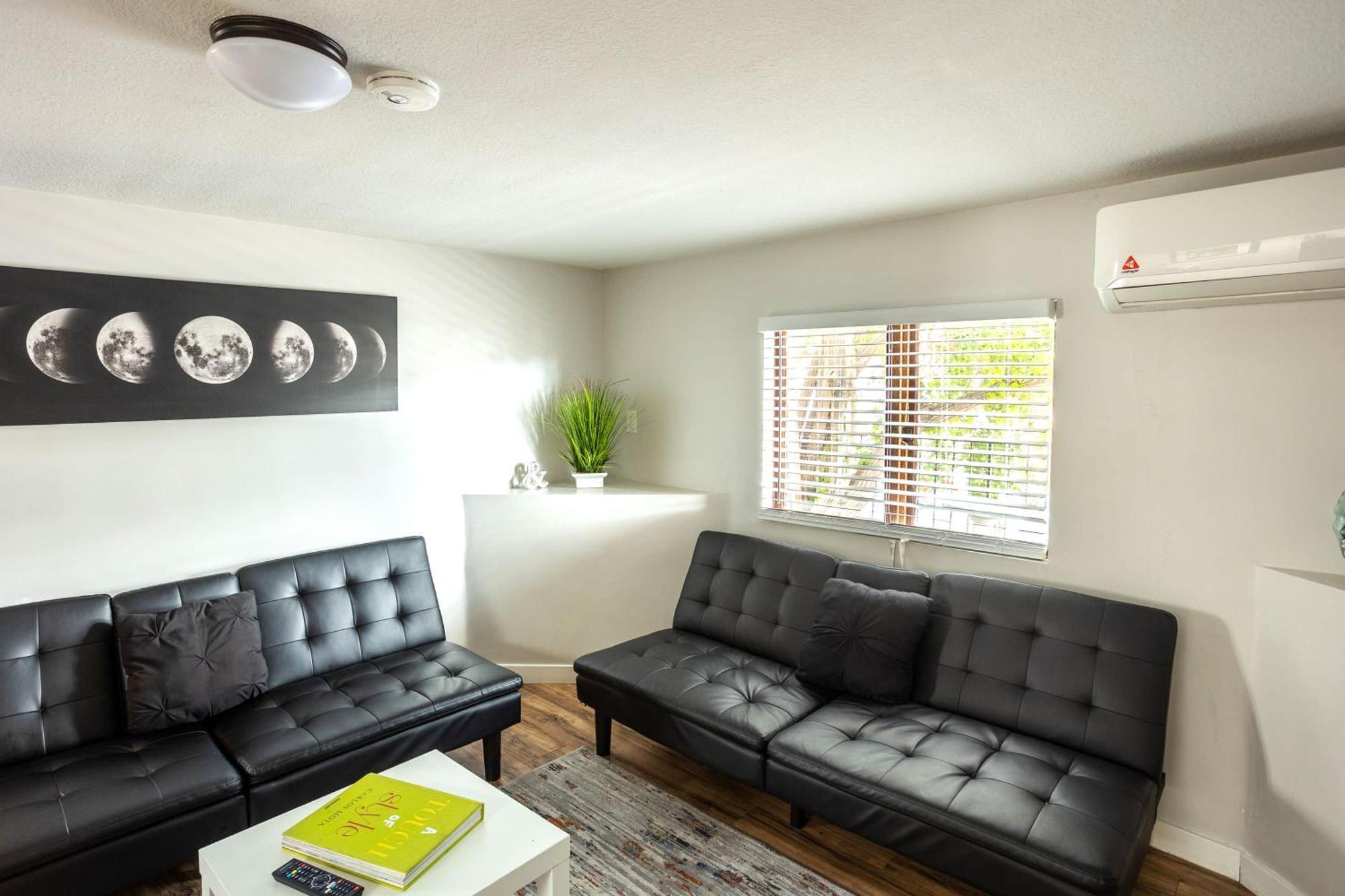 Spacious Guest Amazing Location Apartment *