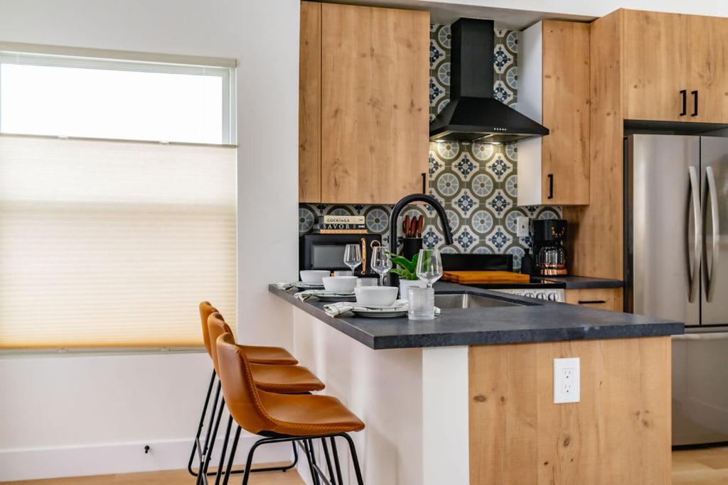 Swanky In Vibrant Hillcrest Apartment *