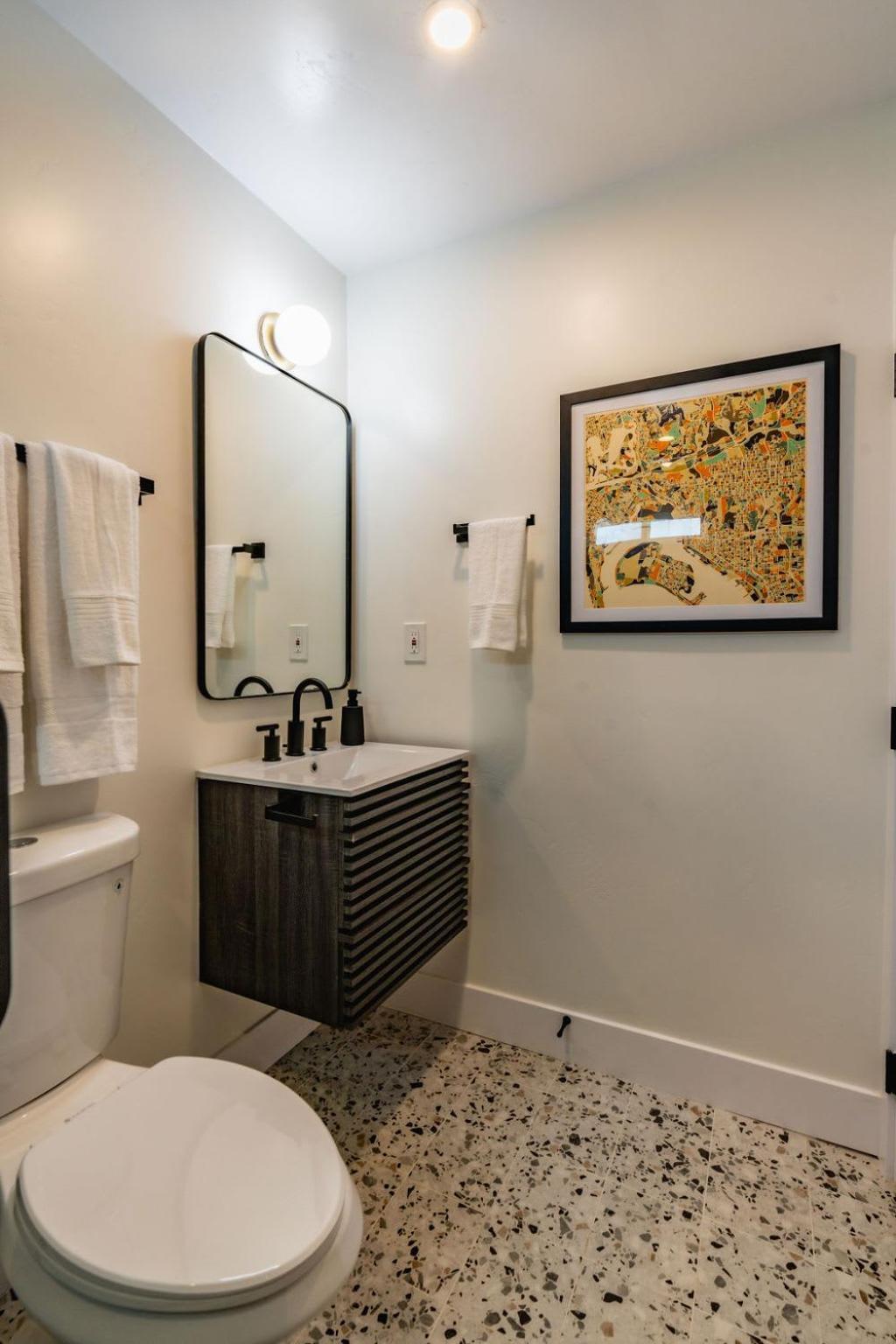 Apartment Swanky In Vibrant Hillcrest *