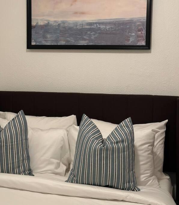 Modern Eclectic 1br By Downtown, Airport & Holiday home San Diego