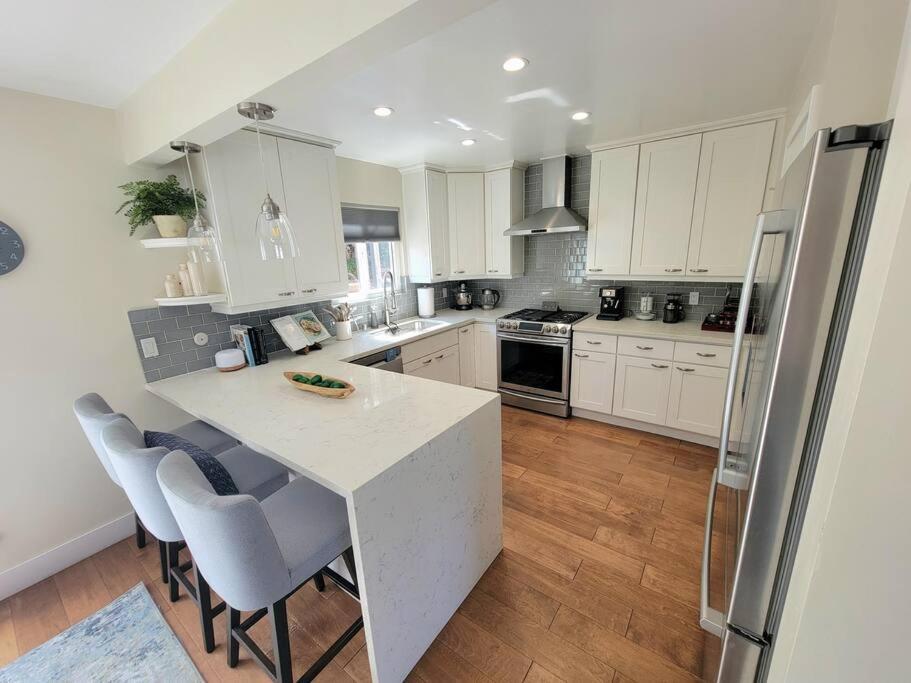 Oasis With Hot Tub, Gym, Outdoor Theater, Huge Yard Holiday home
