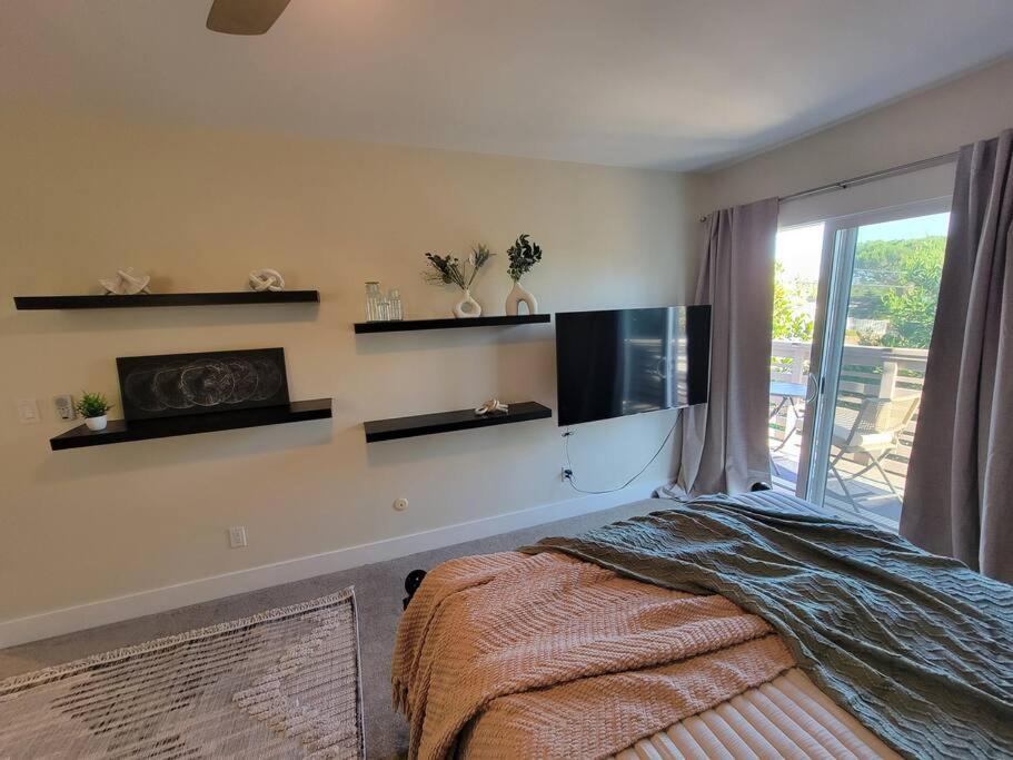 Oasis With Hot Tub, Gym, Outdoor Theater, Huge Yard Holiday home *