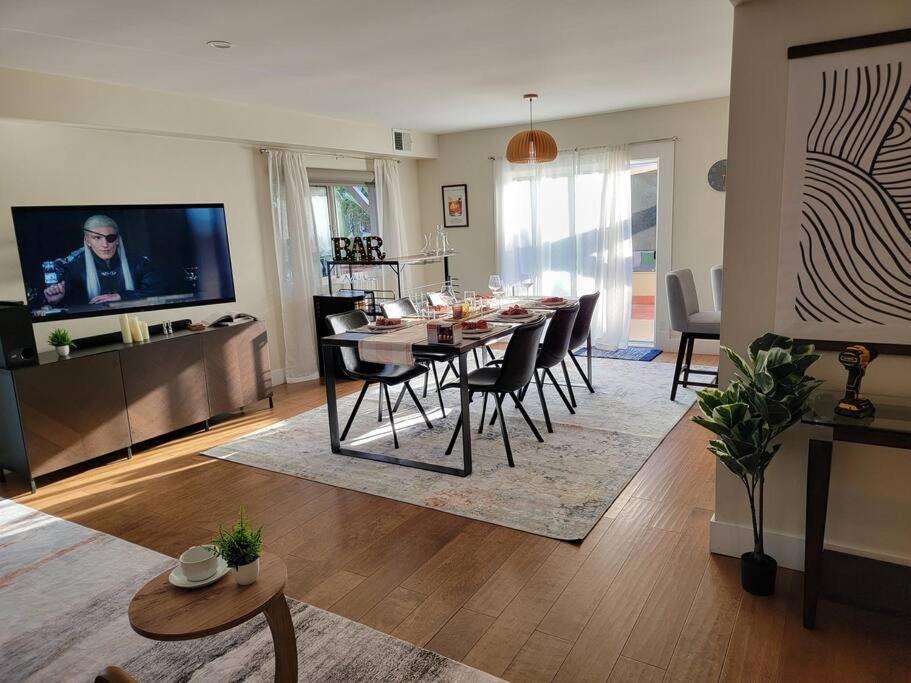 Holiday home Oasis With Hot Tub, Gym, Outdoor Theater, Huge Yard