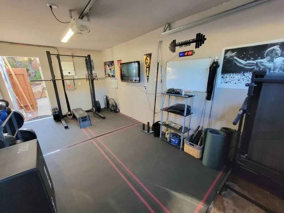 Holiday home Oasis With Hot Tub, Gym, Outdoor Theater, Huge Yard *