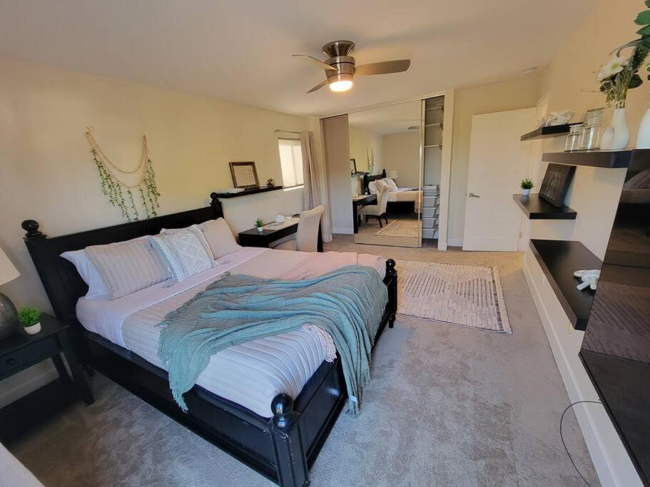 Holiday home Oasis With Hot Tub, Gym, Outdoor Theater, Huge Yard San Diego