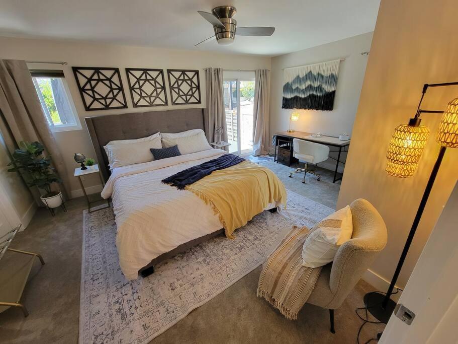 Oasis With Hot Tub, Gym, Outdoor Theater, Huge Yard Holiday home