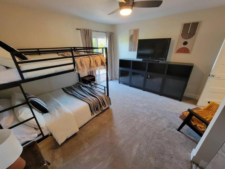 Oasis With Hot Tub, Gym, Outdoor Theater, Huge Yard Holiday home *