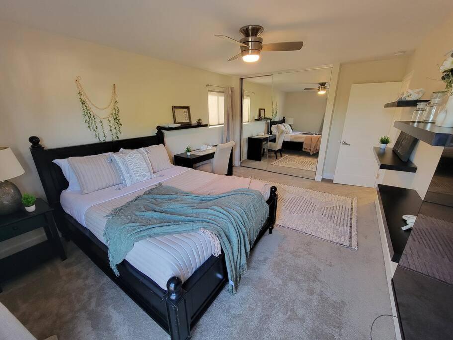 Holiday home Oasis With Hot Tub, Gym, Outdoor Theater, Huge Yard *