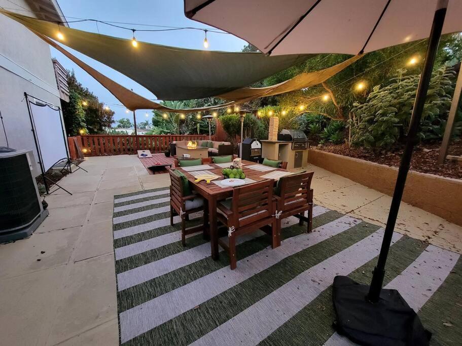 Oasis With Hot Tub, Gym, Outdoor Theater, Huge Yard Holiday home