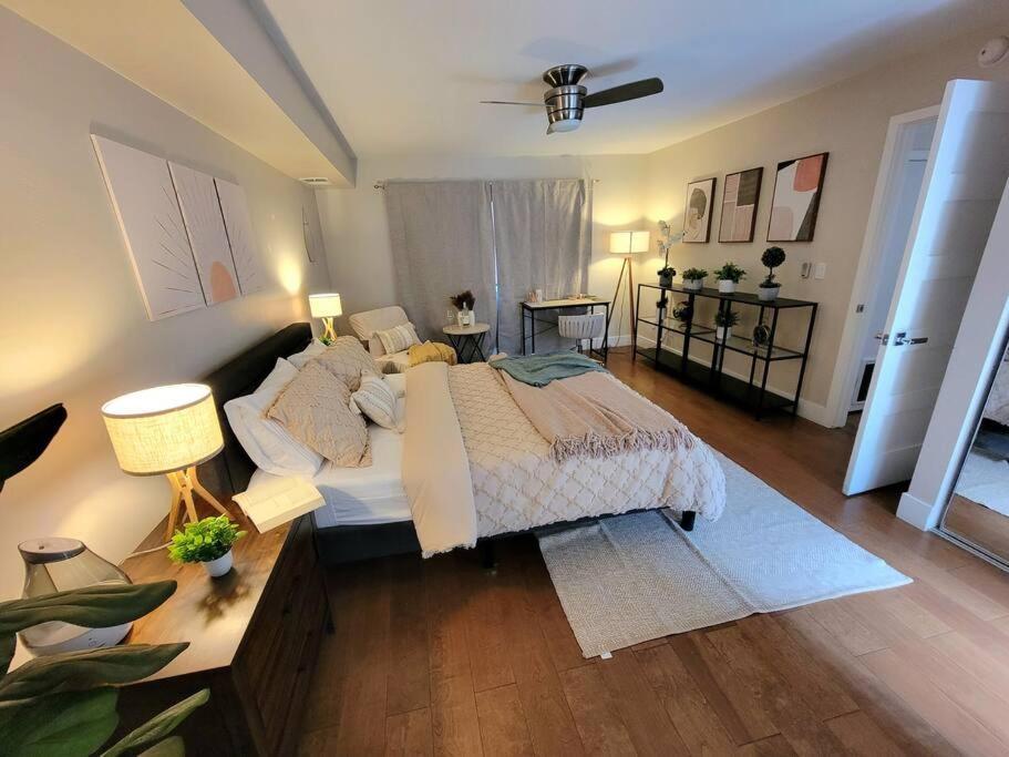Oasis With Hot Tub, Gym, Outdoor Theater, Huge Yard Holiday home