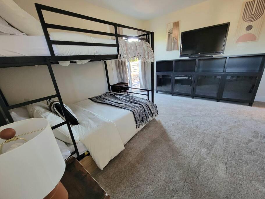 Oasis With Hot Tub, Gym, Outdoor Theater, Huge Yard Holiday home *