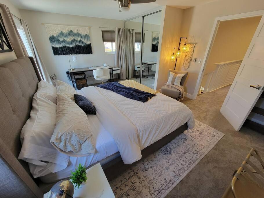 Holiday home Oasis With Hot Tub, Gym, Outdoor Theater, Huge Yard San Diego