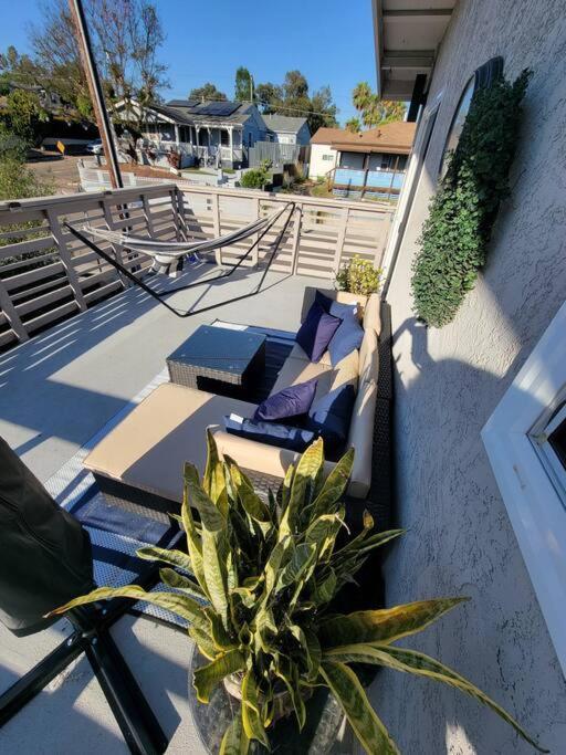 Oasis With Hot Tub, Gym, Outdoor Theater, Huge Yard Holiday home *