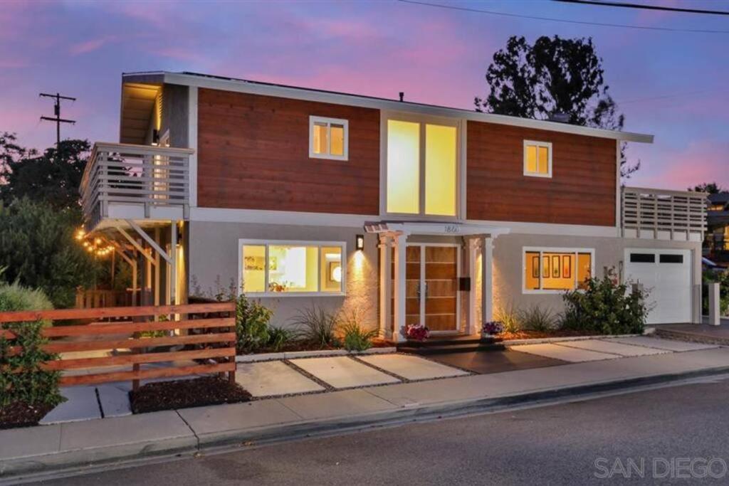 Oasis With Hot Tub, Gym, Outdoor Theater, Huge Yard Holiday home *