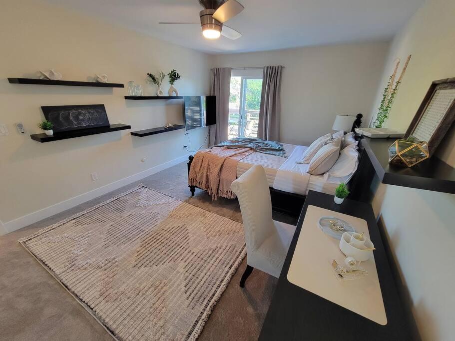 Holiday home Oasis With Hot Tub, Gym, Outdoor Theater, Huge Yard *