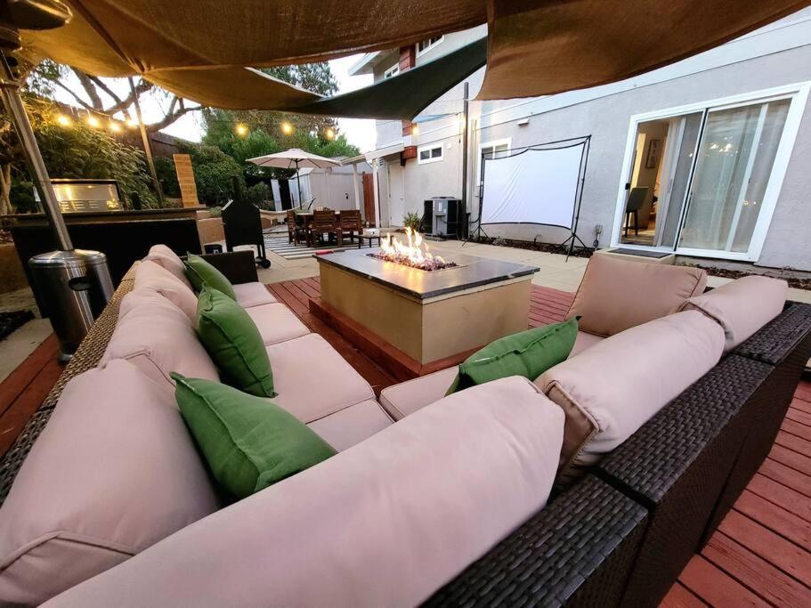 Oasis With Hot Tub, Gym, Outdoor Theater, Huge Yard Holiday home *