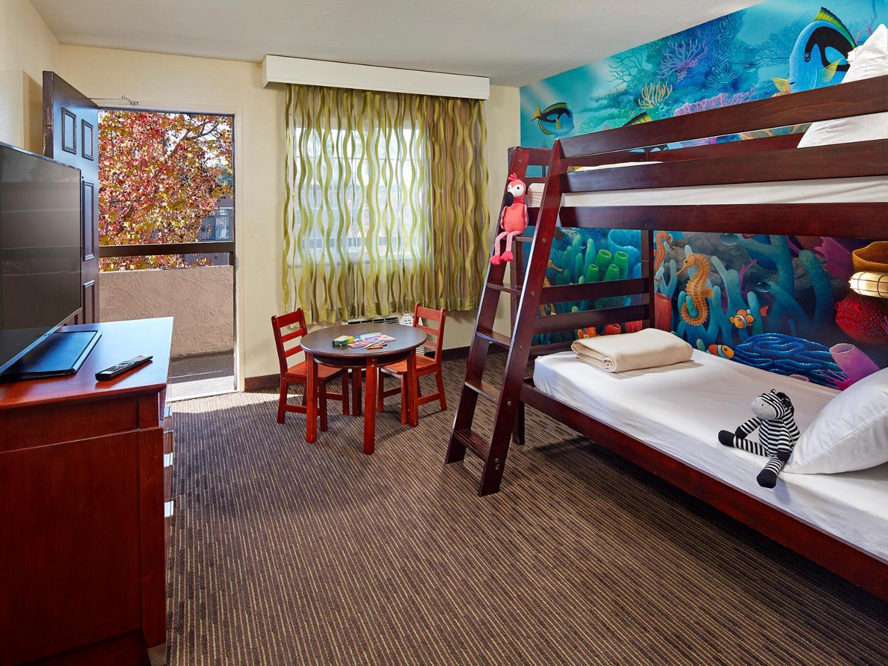 Mission View & Sea World - Zoo Hotel