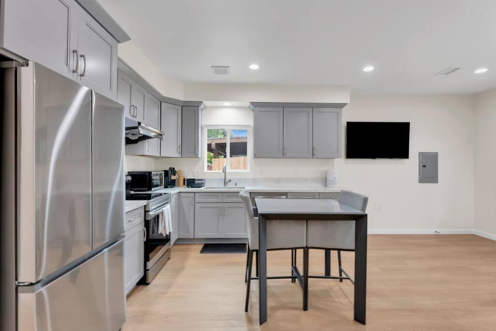 Urban Retreat Fun Relax Self Check-in Hot Tub Foosball Fire Pit Cornhole Villa San Diego