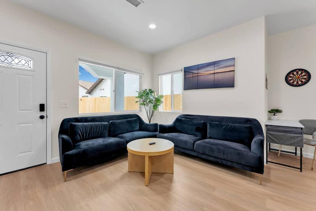 Urban Retreat Fun Relax Self Check-in Hot Tub Foosball Fire Pit Cornhole Villa San Diego