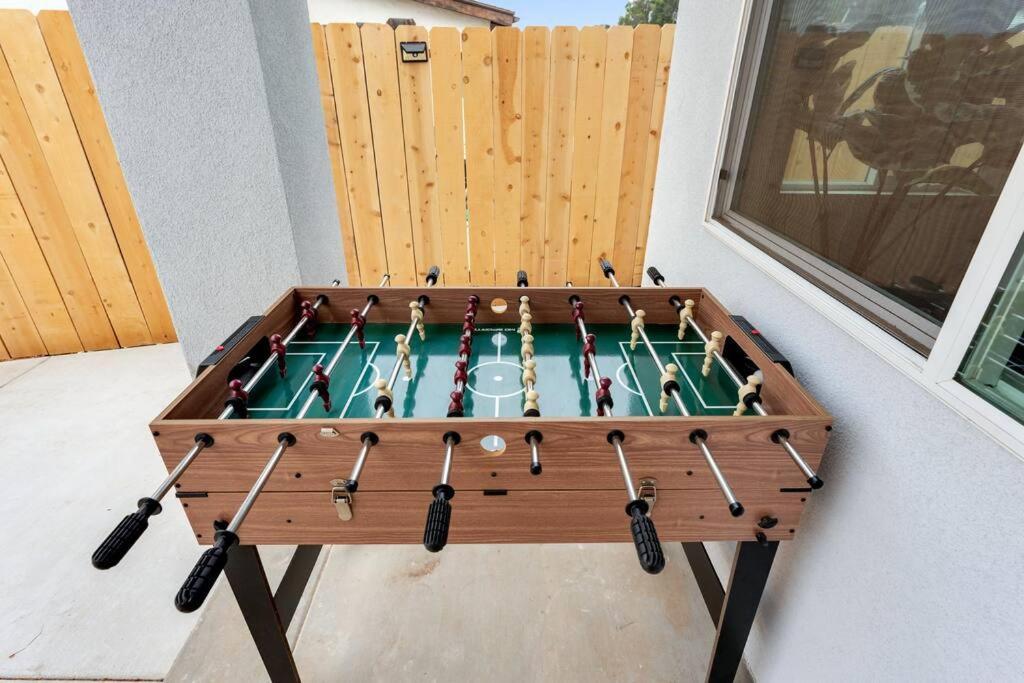 Villa Urban Retreat Fun Relax Self Check-in Hot Tub Foosball Fire Pit Cornhole *
