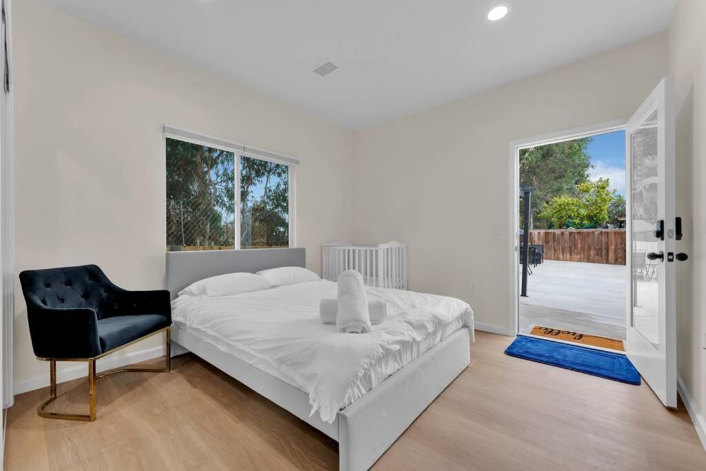 Urban Retreat Fun Relax Self Check-in Hot Tub Foosball Fire Pit Cornhole Villa San Diego