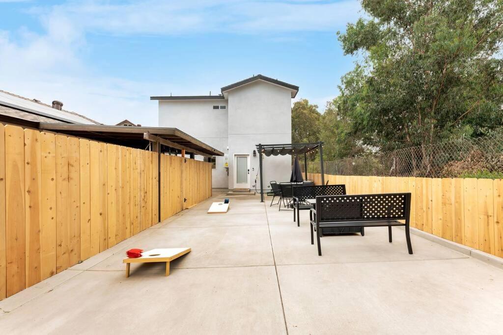 Urban Retreat Fun Relax Self Check-in Hot Tub Foosball Fire Pit Cornhole *