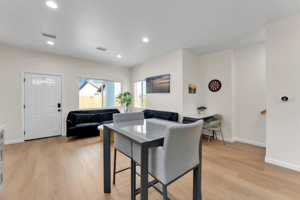 Urban Retreat Fun Relax Self Check-in Hot Tub Foosball Fire Pit Cornhole * San Diego