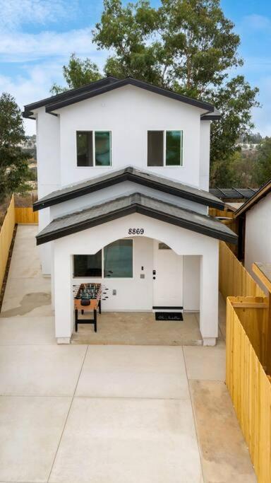Urban Retreat Fun Relax Self Check-in Hot Tub Foosball Fire Pit Cornhole Villa
