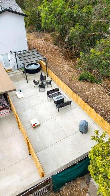 Urban Retreat Fun Relax Self Check-in Hot Tub Foosball Fire Pit Cornhole Villa