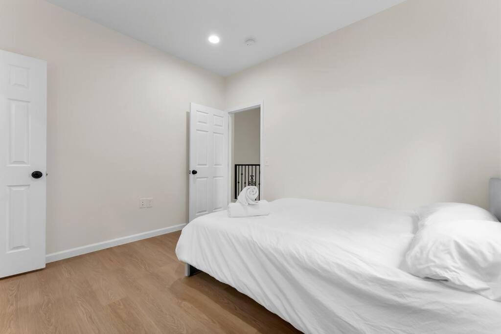 Villa Urban Retreat Fun Relax Self Check-in Hot Tub Foosball Fire Pit Cornhole San Diego