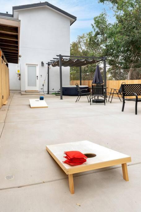 Villa Urban Retreat Fun Relax Self Check-in Hot Tub Foosball Fire Pit Cornhole *