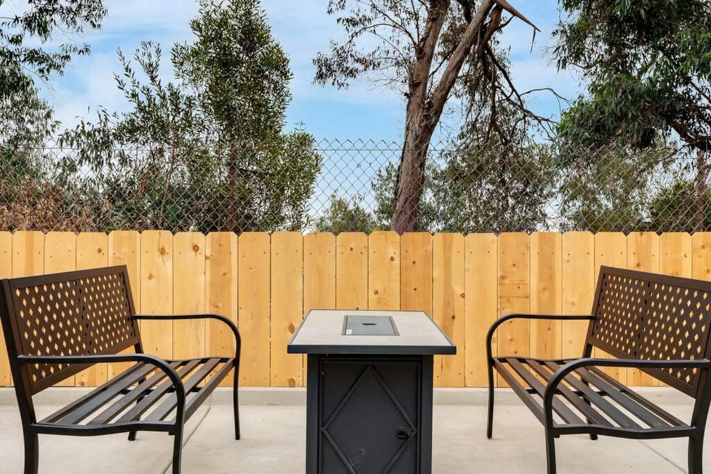Urban Retreat Fun Relax Self Check-in Hot Tub Foosball Fire Pit Cornhole Villa *