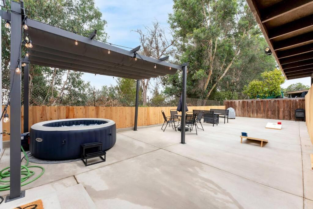 Villa Urban Retreat Fun Relax Self Check-in Hot Tub Foosball Fire Pit Cornhole *