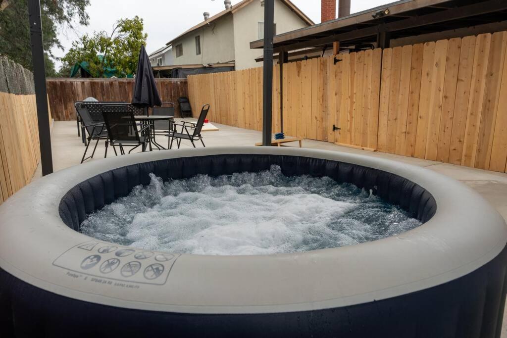 Urban Retreat Fun Relax Self Check-in Hot Tub Foosball Fire Pit Cornhole