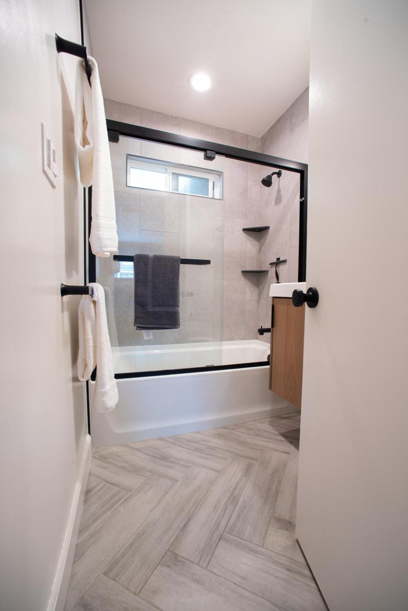 5bd Family, Event Friendly 4plex Steps2beach Apartment *