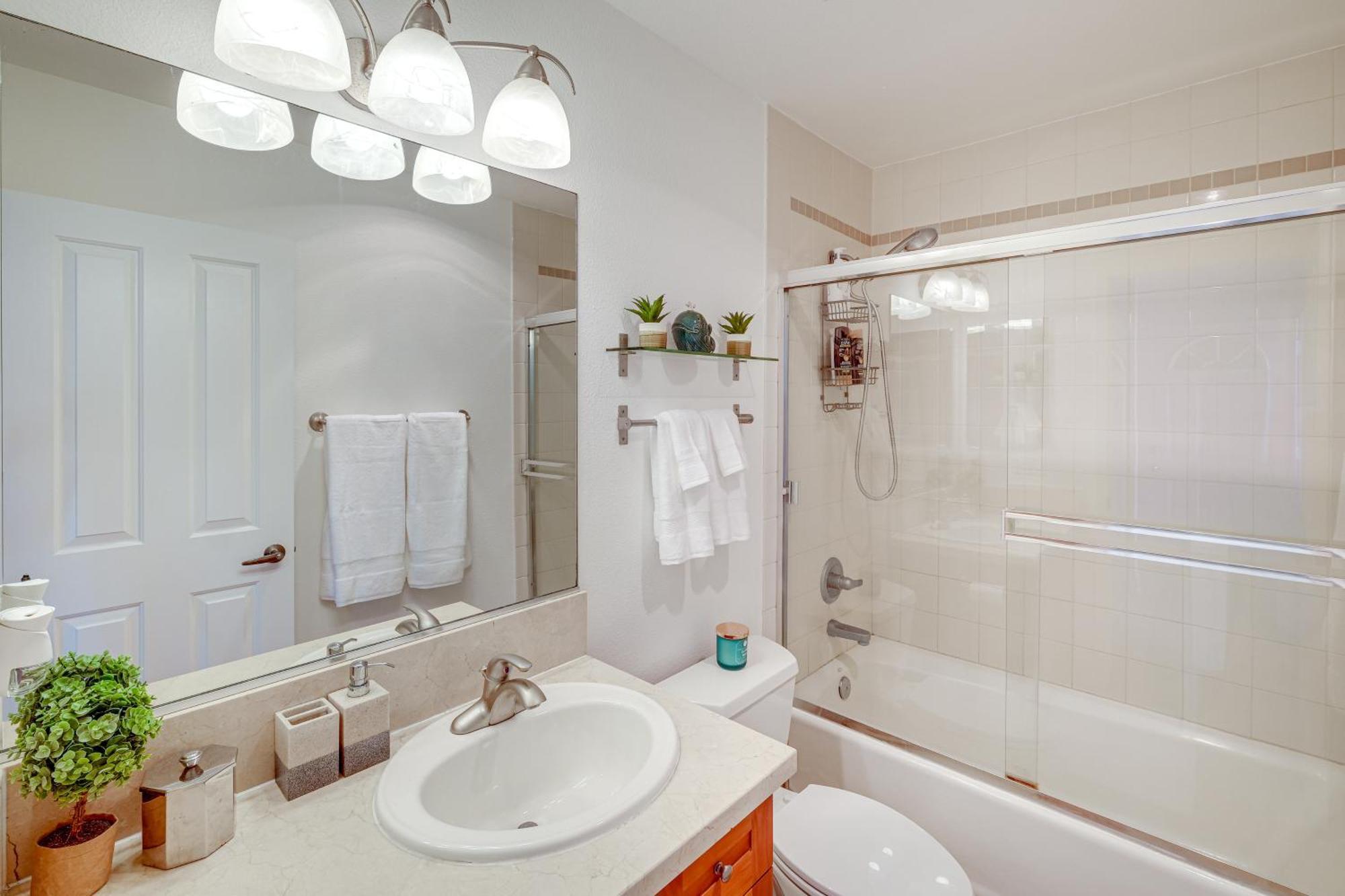With Pool Access About 2 Mi To Beach! Apartment