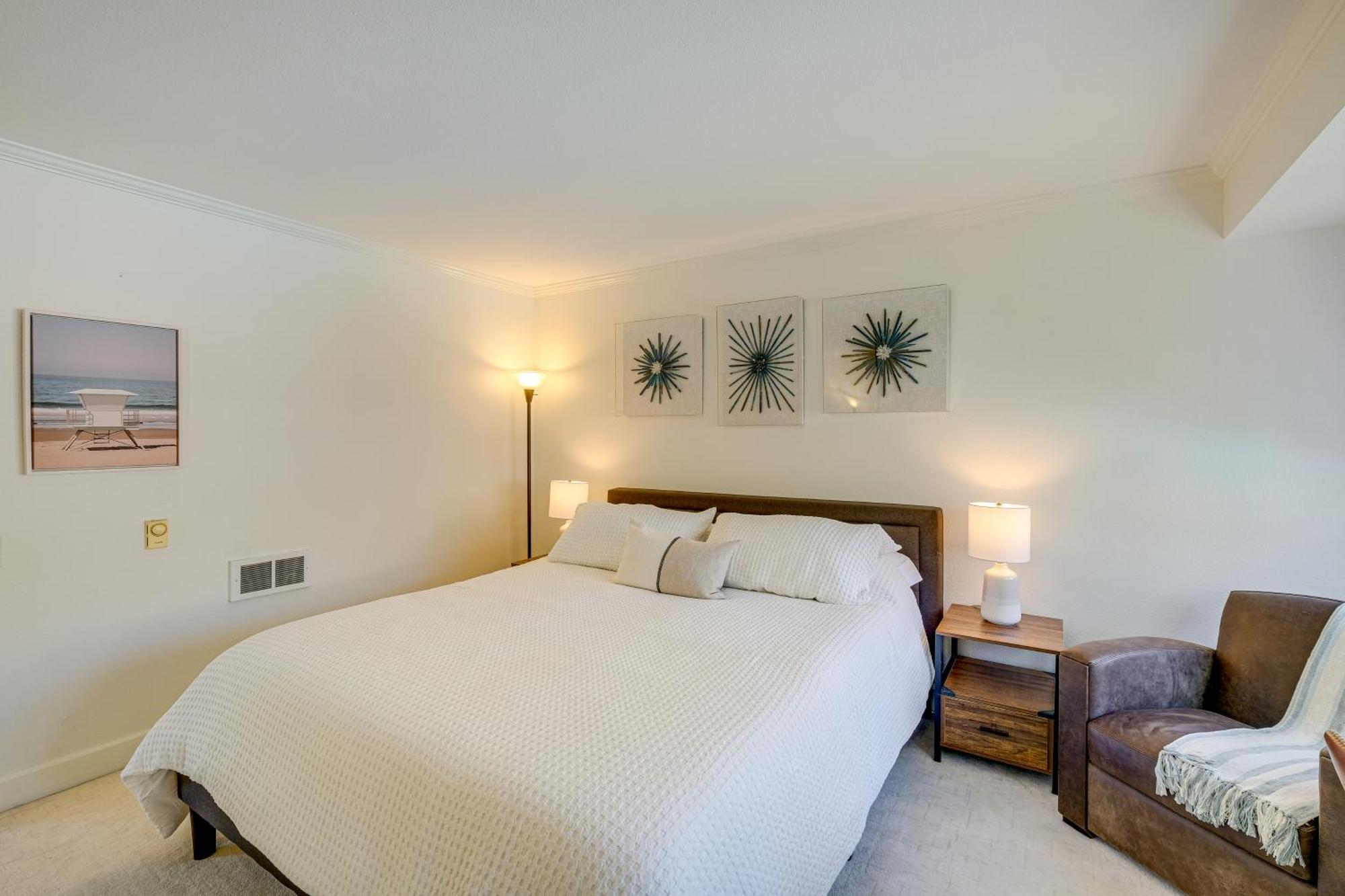 Apartment With Pool Access About 2 Mi To Beach!