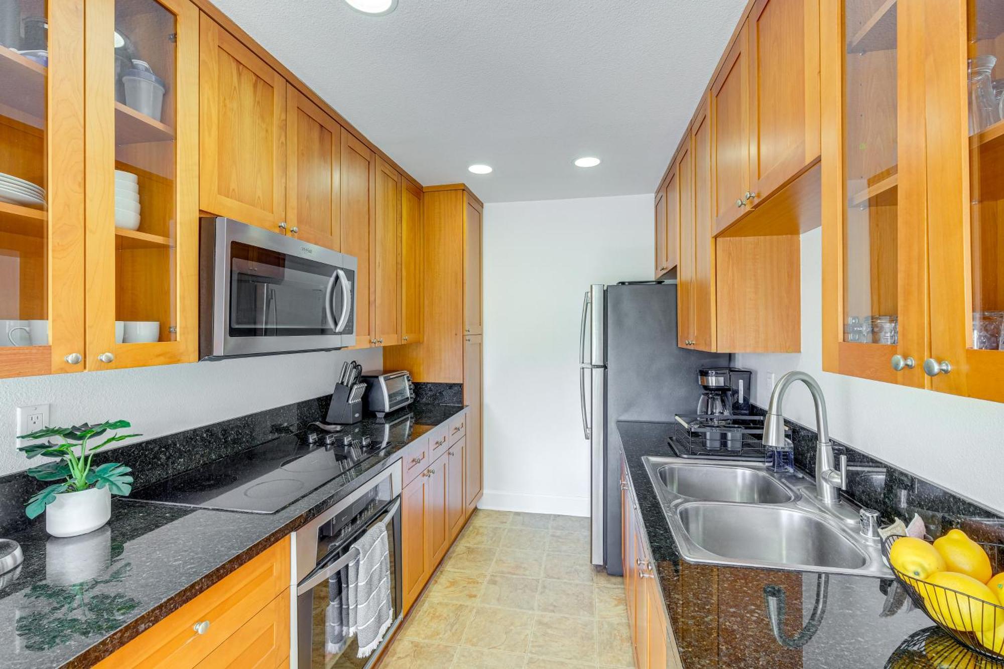 Apartment With Pool Access About 2 Mi To Beach!