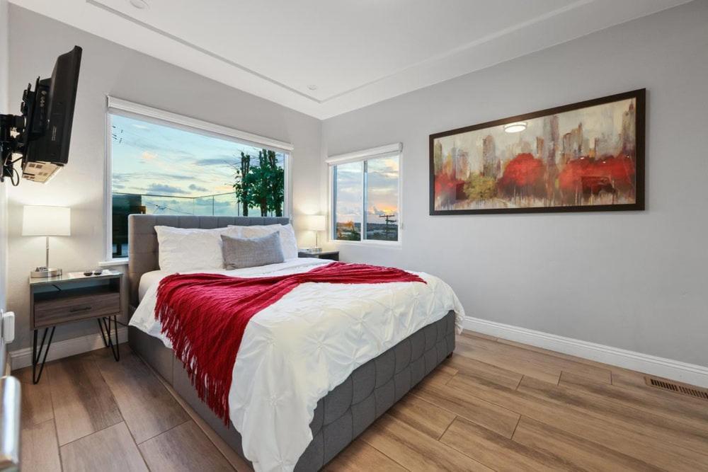 Omg!! A Blue Lagoon In The ♥ Of The City? Game Room, Views, Luxury Holiday home