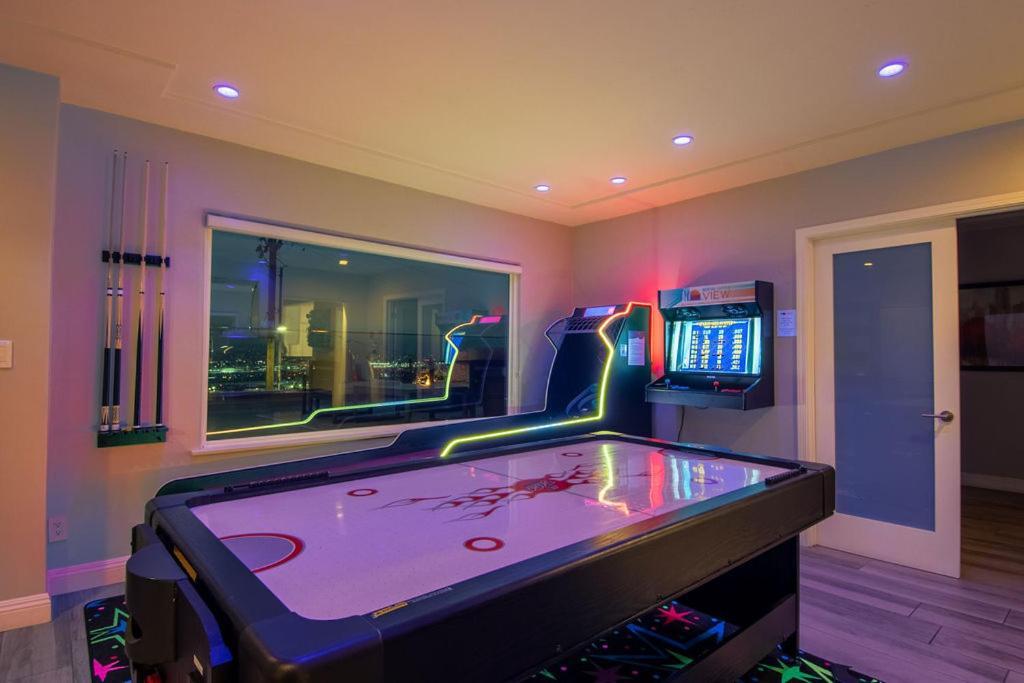 Omg!! A Blue Lagoon In The ♥ Of The City? Game Room, Views, Luxury * San Diego