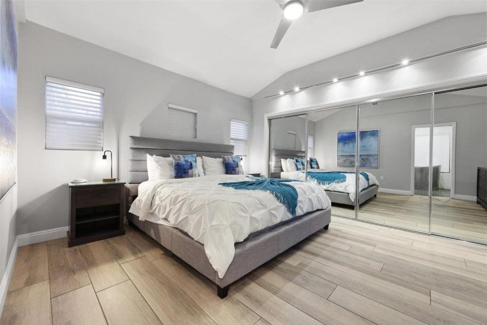 Omg!! A Blue Lagoon In The ♥ Of The City? Game Room, Views, Luxury