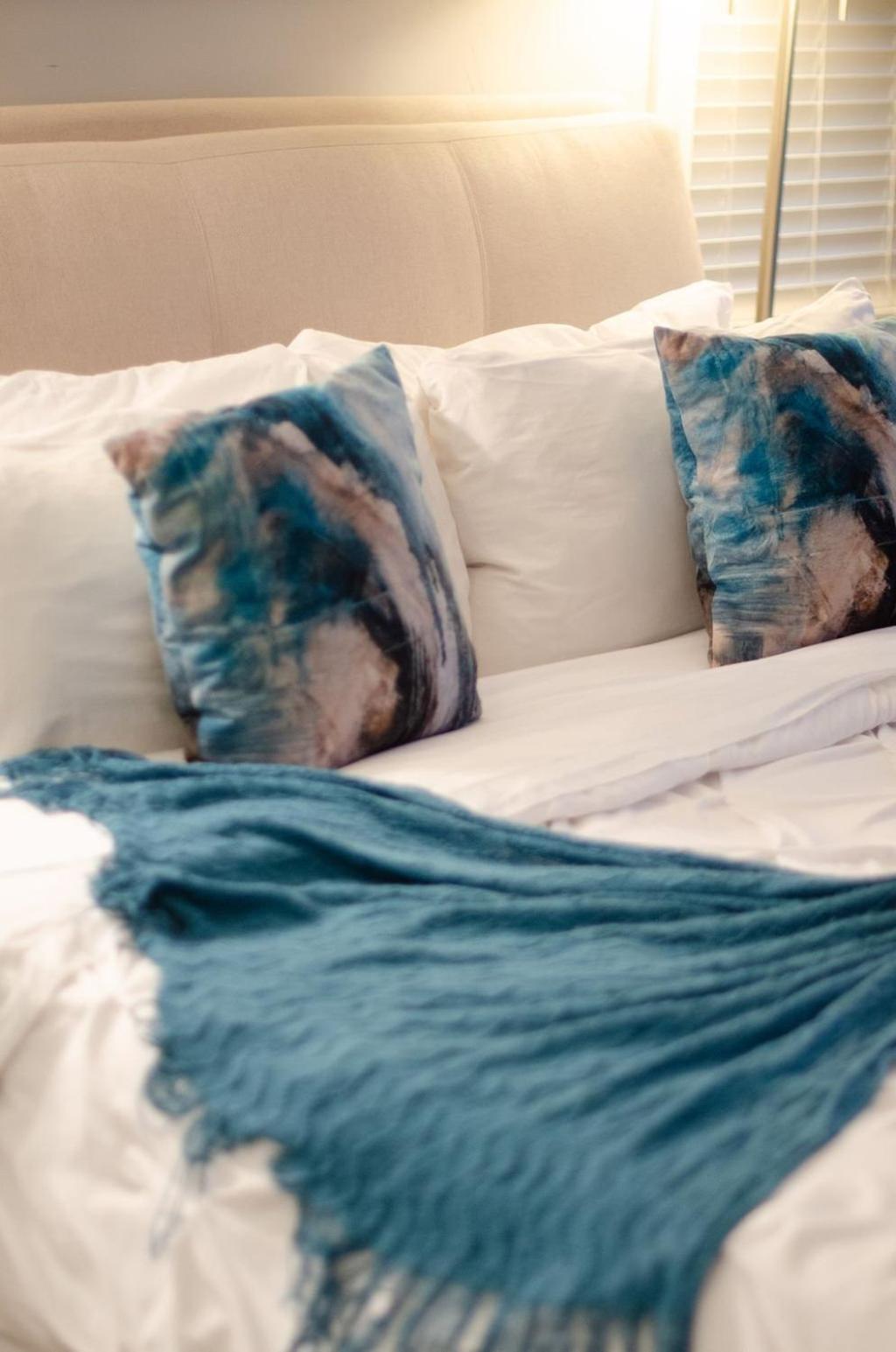 Omg!! A Blue Lagoon In The ♥ Of The City? Game Room, Views, Luxury Holiday home *