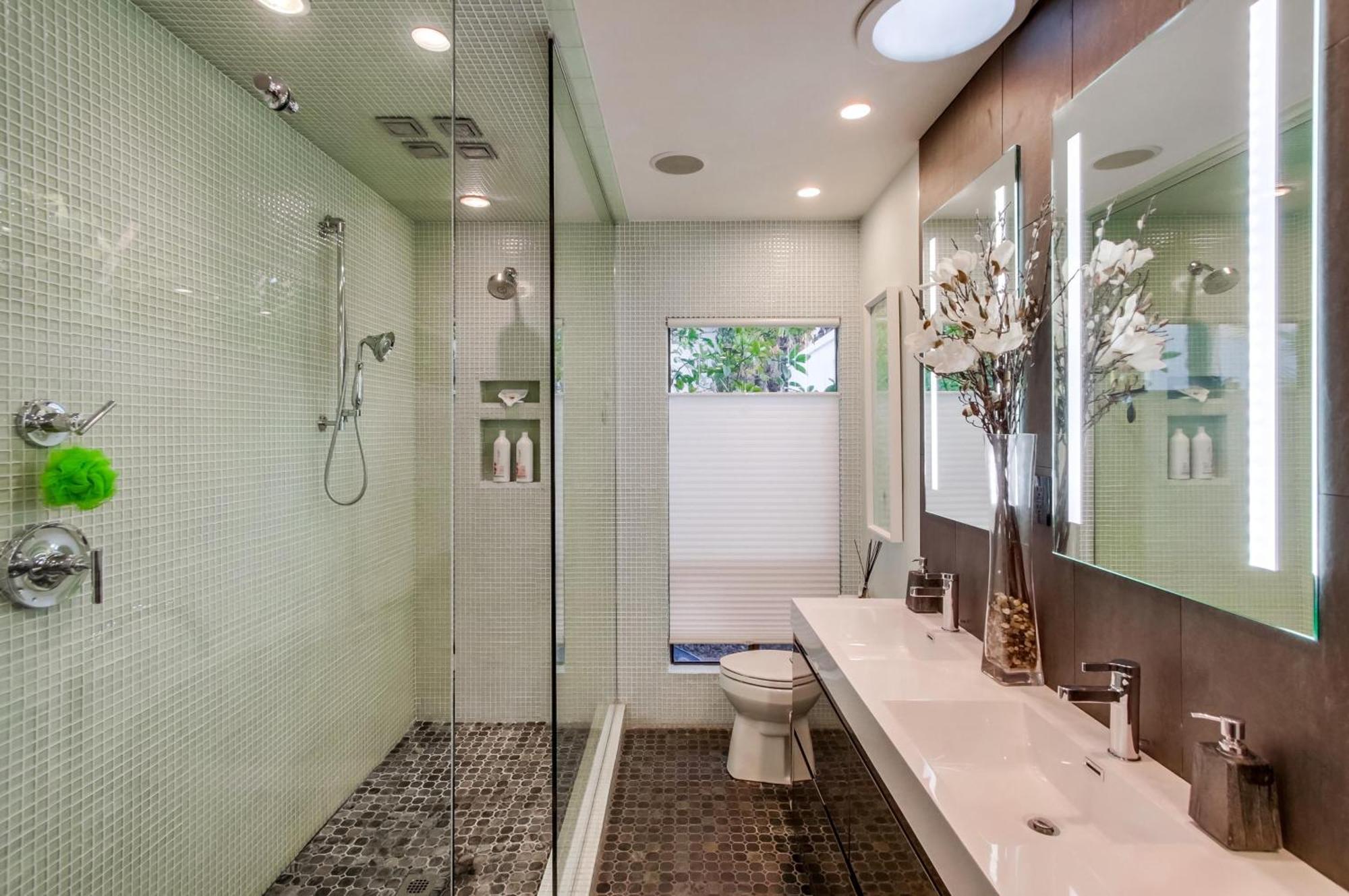 Omg!! A Blue Lagoon In The ♥ Of The City? Game Room, Views, Luxury