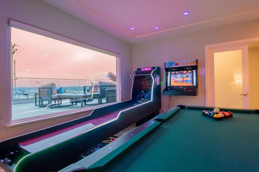 Omg!! A Blue Lagoon In The ♥ Of The City? Game Room, Views, Luxury San Diego