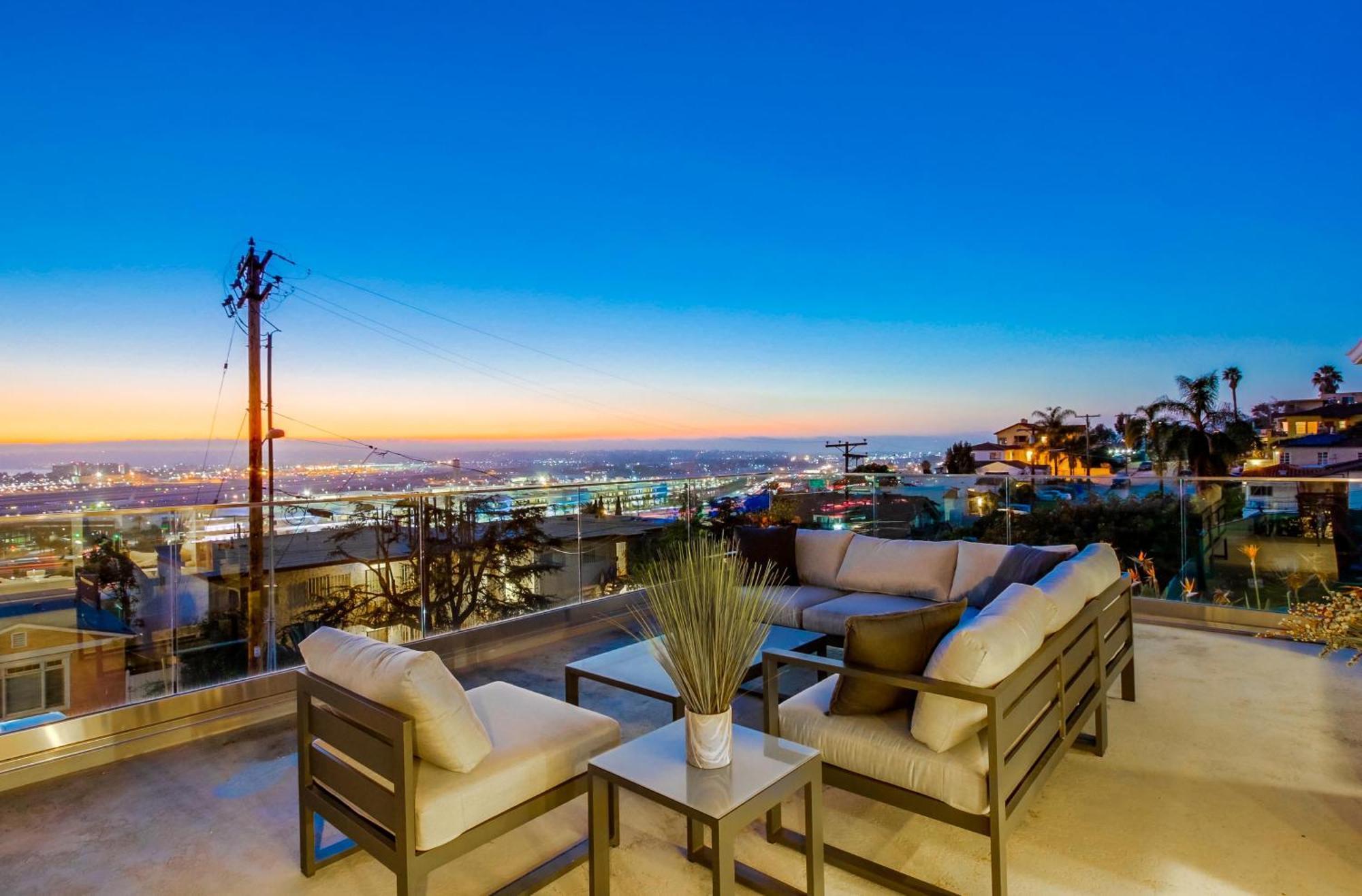 Omg!! A Blue Lagoon In The ♥ Of The City? Game Room, Views, Luxury